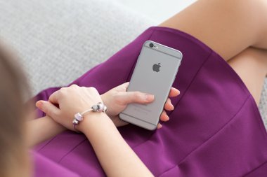 Alushta - 22 Kasım 2014: Elinde yeni bir iPhone 6 Space Gray tutan kadın. iPhone 6 Apple Inc. tarafından oluşturuldu ve geliştirildi.