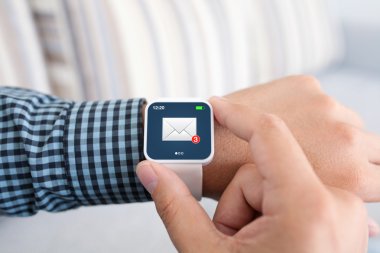 Beyaz smartwatch ve e-posta üstünde belgili tanımlık perde ile erkek el