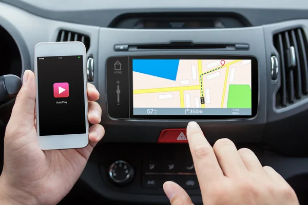 Téléphone avec lecture automatique à la voiture mediasystem avec carte de navigation — Photo