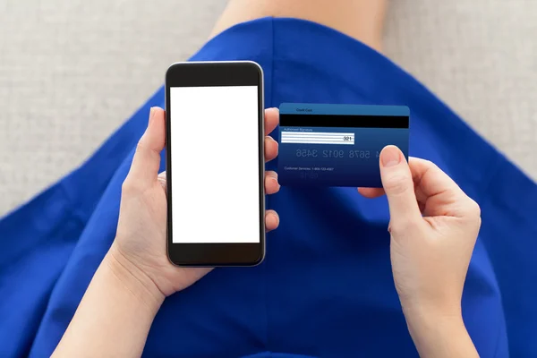 Женщина держит телефон с изолированным экраном и кредитной картой — стоковое фото
