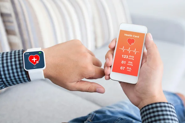 Männerhandy und Smartwatch mit App-Gesundheitssensor — Stockfoto