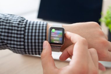 Alushta - 11 Ağustos 2015: Apple Watch ile adam eli ve ekranda cevapsız telefon görüşmesi. Apple Watch Apple tarafından yaratıldı ve geliştirildi..