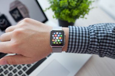 Alushta - 14 Ağustos 2015: Apple Watch ile insan eli ve ekranda uygulama simgesi. Apple Watch Apple tarafından yaratıldı ve geliştirildi.