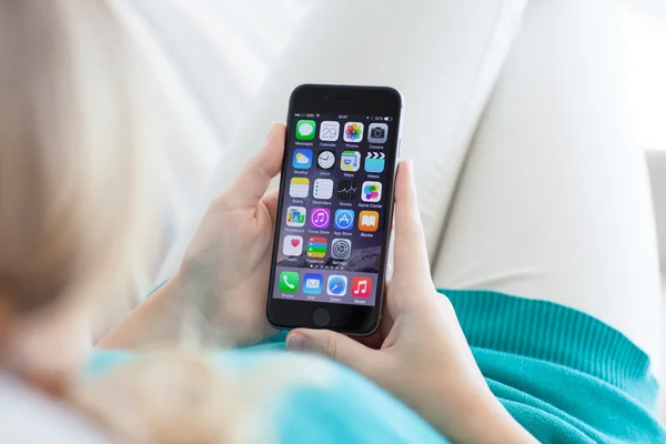 Alushta 2014年10月29日 女性は部屋に新しい携帯電話のIphone 6スペースグレーを保持します Iphone 6はApple Inc によって作成および開発されました — ストック写真