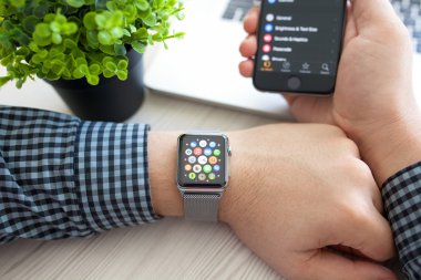 Alushta - 14 Ağustos 2015: Apple Watch ile insan eli ve ekranda uygulama simgesi. Apple Watch Apple tarafından yaratıldı ve geliştirildi..