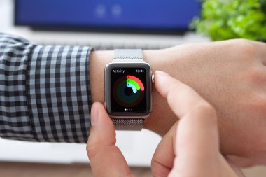 Alushta - 11 Ağustos 2015: Apple Watch ve Macbook 'ta uygulama etkinliği ile birlikte Man tarafından teslim edildi. Apple Watch Apple tarafından yaratıldı ve geliştirildi..