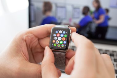 Alushta - 29 Ağustos 2015: Apple Watch ile insan eli ve ekranda uygulama simgesi. Apple Watch Apple tarafından yaratıldı ve geliştirildi..