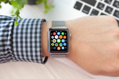 Alushta - 29 Ağustos 2015: Apple Watch ile insan eli ve ekranda uygulama simgesi. Apple Watch Apple tarafından yaratıldı ve geliştirildi..