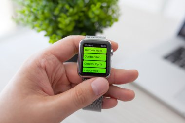 Alushta - 29 Ağustos 2015: Apple Watch ile insan eli ve ekranda uygulama çalışması. Apple Watch Apple tarafından yaratıldı ve geliştirildi..