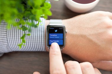 Alushta - 1 Eylül 2015: Apple Watch ile insan eli ve ekranda sosyal ağ hizmetleri Twitter uygulaması. Apple Watch Apple tarafından yaratıldı ve geliştirildi..