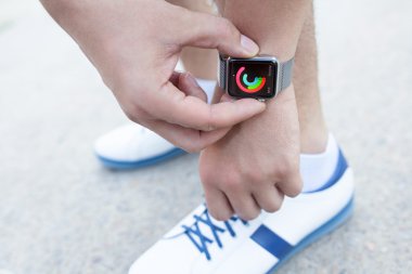 Alushta - 3 Eylül 2015: Apple Watch ile atlet eli ve ekranda uygulama etkinliği. Apple Watch Apple tarafından yaratıldı ve geliştirildi..