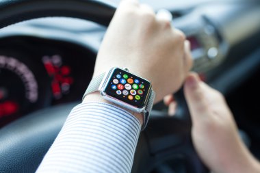 Alushta - 3 Eylül 2015: Elma Saati ve uygulama Simgesi ekranda olan arabayı teslim edin. Apple Watch Apple tarafından yaratıldı ve geliştirildi..