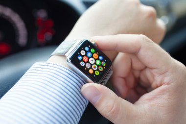 Alushta - 3 Eylül 2015: Elma Saati ve uygulama Simgesi ekranda olan arabayı teslim edin. Apple Watch Apple tarafından yaratıldı ve geliştirildi..