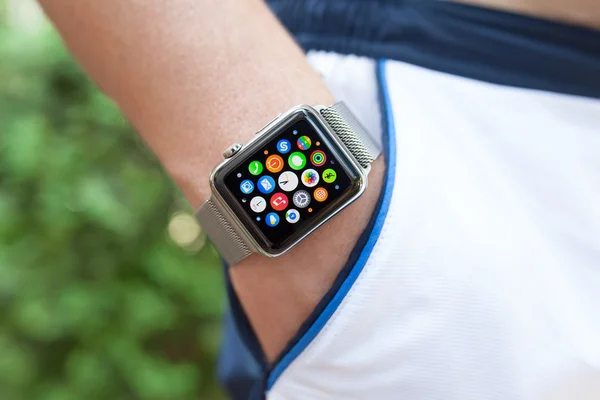 Alushta 2015年9月3日 画面上のApple Watchとアプリのアイコンでアスリートの手 Apple WatchはApple Inc によって作成および開発されました — ストック写真