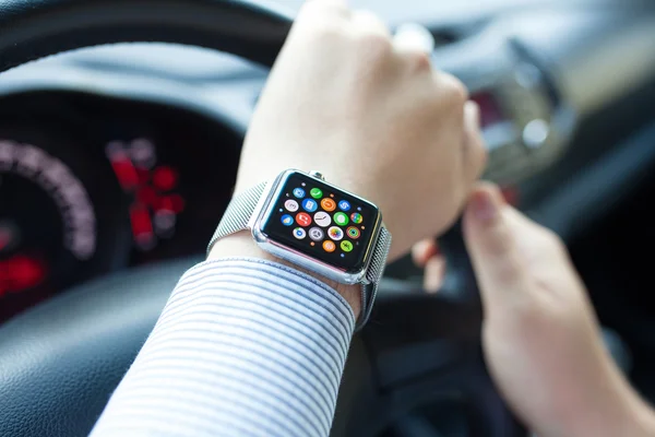 Aluschta September 2015 Mann Gibt Auto Mit Apple Watch Und — Stockfoto