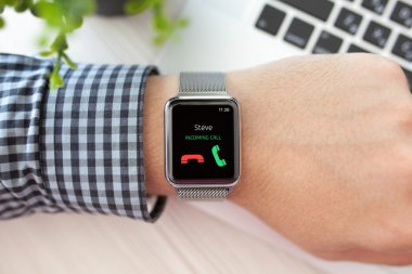 Adam el izlemek ve telefon üstünde belgili tanımlık perde