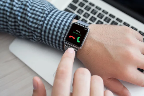 Mano de hombre con reloj y llamada telefónica en la pantalla — Foto de Stock