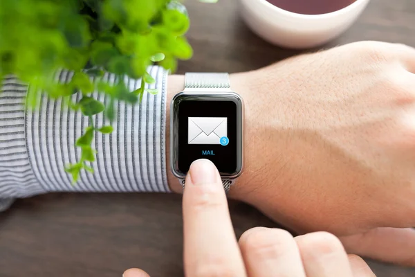 Ręką człowieka i zegarek z wiadomości e-mail na ekranie — Zdjęcie stockowe