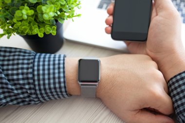 Adam elleriyle izlemek ve bir dizüstü bilgisayar ile telefon