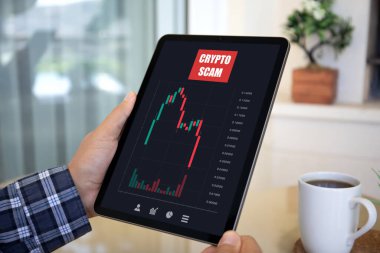 Erkek eller bilgisayarın tabletini tutarken, evin içini gösteren ekranda şifreli paralar vardı.