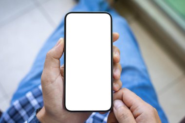 Pantolon arka planında izole ekran olan erkek el ele tutuşması.