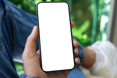 Kafedeki izole ekran arka plan kotlu adam el ele tutuşur.