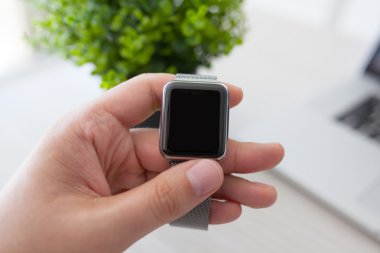 dizüstü bilgisayar arka plan üzerinde bir saat tutan adam el