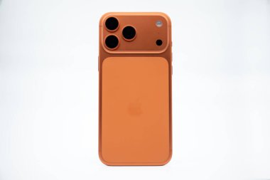 Alanya, Türkiye - 24 Ocak 2026: Telefon Apple iPhone 17 Pro Max Cosmic Orange boks, beyaz arka planda izole edilmiş.