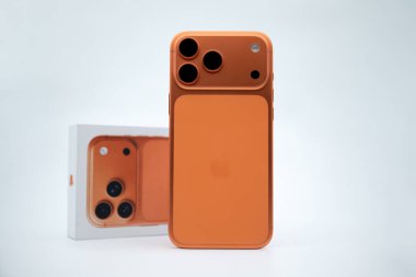 Alanya, Türkiye - 24 Ocak 2026: Telefon Apple iPhone 17 Pro Maksimum Kozmik Portakal Boksu, kutuyla birlikte beyaz arka planda izole edilmiş