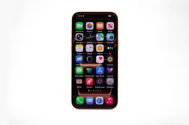 Alanya, Türkiye - 28 Ocak 2026: Telefon Apple iPhone 17 Pro Max Cosmic Orange ana ekran IOS 26 izole edilmiş beyaz arkaplan