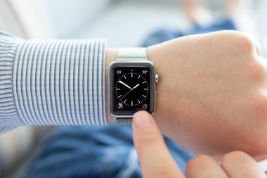 Alushta - 24 Eylül 2015: Apple Watch ile insan eli ve ekranda arama. Apple Watch Apple tarafından yaratıldı ve geliştirildi..