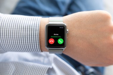 Alushta - 24 Eylül 2015: Apple Watch ile adam eli ve ekranda telefon görüşmesi. Apple Watch Apple tarafından yaratıldı ve geliştirildi..