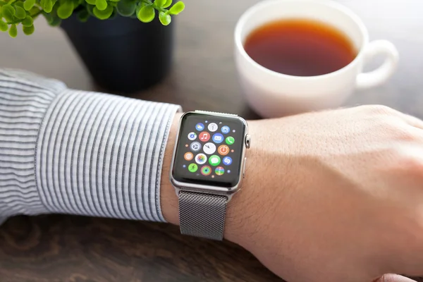 Aluschta September 2015 Menschenhand Mit Apple Watch Und App Icon — Stockfoto
