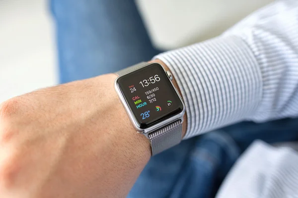 Alushta 2015年9月24日 男子在家中与Apple Watch手牵手 Apple Watch是由Apple Inc创建和开发的 — 图库照片