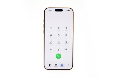 Alanya, Türkiye - 30 Ocak 2026: Telefon Apple iPhone 17 Pro Max Cosmic Orange Ekrandaki çağrı telefonu IOS 26 izole edilmiş beyaz arka plan