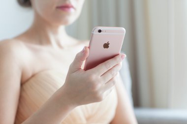 Alushta - 22 Ekim 2015: Elinde yeni bir iPhone 6 S Rose Gold tutan kadın. iPhone 6S Apple tarafından oluşturuldu ve geliştirildi.