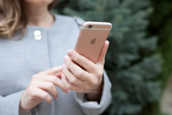 Alushta Oktober 2015 Kvinna Håller Handen Iphone Rose Gold Iphone — Stockfoto