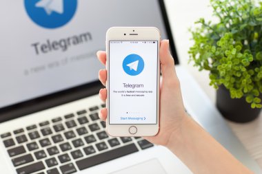 İPhone 6s tutan kadın sosyal hizmet telgraf ile Rose Altın