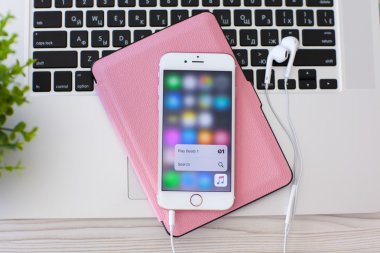 iPhone 6s Rose Altın ile 3d Touch Apple müzik çalışması