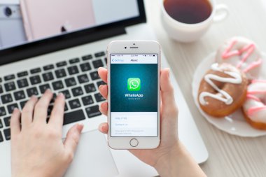 İPhone 6s tutan kadın sosyal hizmet Whatsapp ile Rose Altın