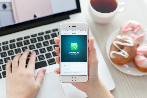 Kvinna med iphone 6s Rose guld med socialtjänsten Whatsapp — Stockfoto