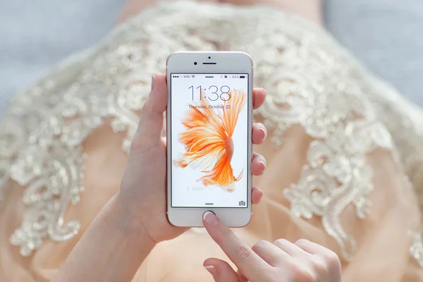 Vrouw ontgrendelen iphone 6s Rose Gold met live foto — Stockfoto