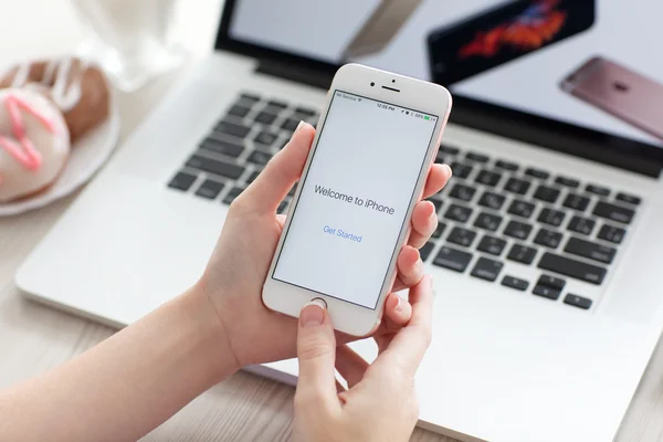 Woman hands holding iPhone 6S Rose Gold with registration phone — Stock Photo, Image