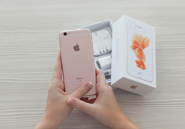 Mulher mãos desembalagem iPhone6S Rose Gold — Fotografia de Stock