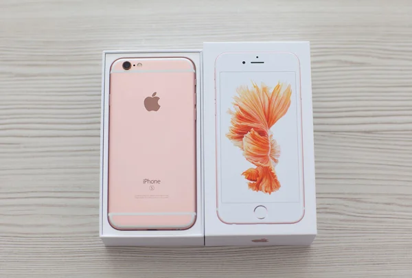 Auspacken des iPhone 6s Roségold auf dem Tisch — Stockfoto