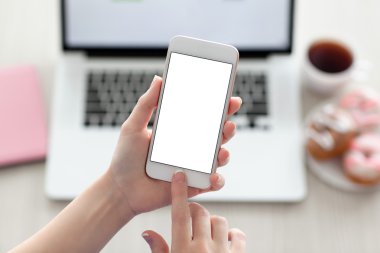 telefon ile izole perde ve dizüstü tutan eller