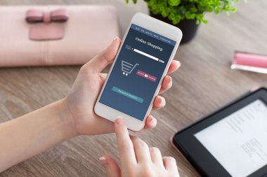 kadın masada online alışveriş ile telefon tutarak eller