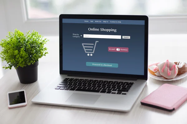Notizbuch mit Online-Shopping auf dem Bildschirm im Büro — Stockfoto