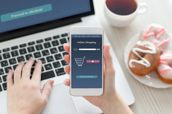 Vrouwelijke hand met telefoon met online winkelen op het scherm — Stockfoto
