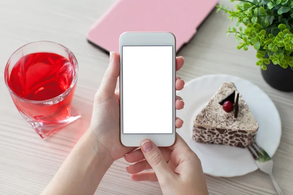 Manos de mujer sosteniendo teléfono con pantalla aislada en la mesa en la cafetería —  Fotos de Stock